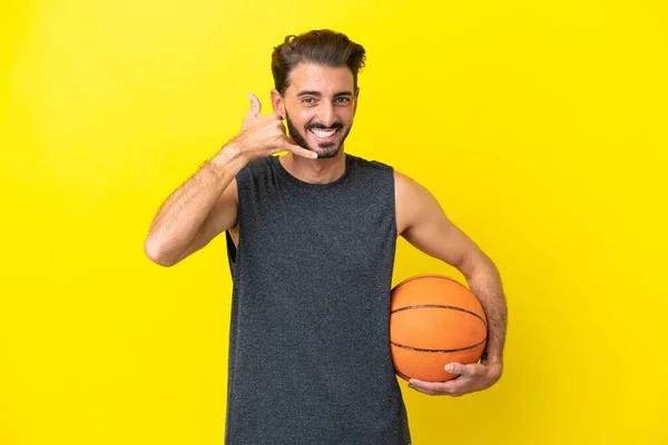 Guapo Joven Jugador Baloncesto Hombre Aislado Sobre Fondo Amarillo Haciendo —  Fotos de Stock