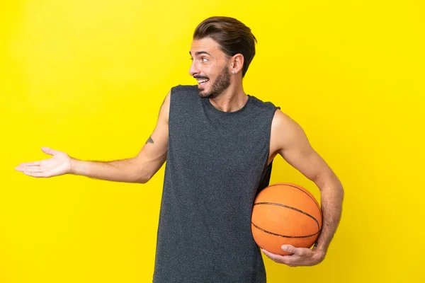 Pemuda Pemain Basket Tampan Yang Terisolasi Latar Belakang Kuning Dengan — Stok Foto