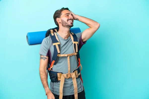 Junger Bergsteiger Mit Großem Rucksack Auf Blauem Hintergrund Hat Etwas — Stockfoto
