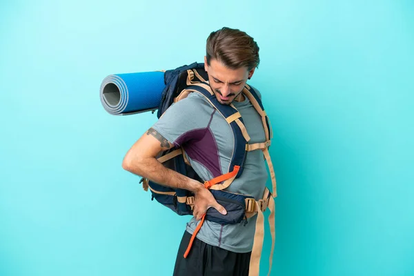 Ung Bergsklättrare Man Med Stor Ryggsäck Isolerad Blå Bakgrund Lider — Stockfoto