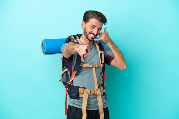 Junger Bergsteiger Mit Einem Großen Rucksack Auf Blauem Hintergrund Der — Stockfoto