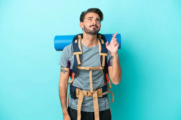 Jovem Montanhista Homem Com Uma Grande Mochila Isolada Fundo Azul — Fotografia de Stock