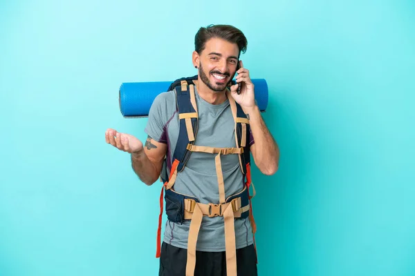 Jovem Montanhista Homem Com Uma Grande Mochila Isolada Fundo Azul — Fotografia de Stock