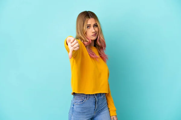 Jovem Mulher Sobre Fundo Azul Isolado Mostrando Polegar Para Baixo — Fotografia de Stock