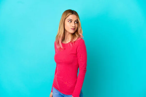 Jeune Femme Sur Fond Bleu Isolé Portrait — Photo