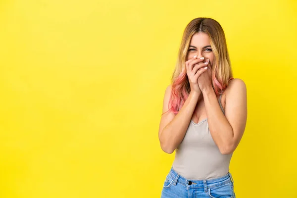 Mujer Joven Sobre Fondo Amarillo Aislado Feliz Sonriente Cubriendo Boca —  Fotos de Stock