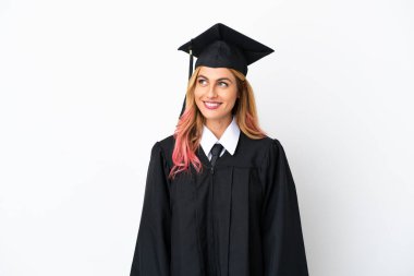 Genç üniversite mezunu, izole edilmiş beyaz arka planda bir fikir ararken,