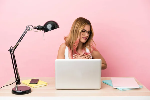 Young Student Woman Workplace Laptop Pink Background Having Pain Heart — Stock Photo, Image