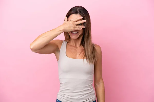 Mujer Caucásica Mediana Edad Aislada Sobre Fondo Rosa Cubriendo Los —  Fotos de Stock