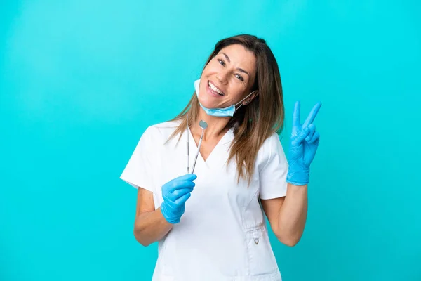 Médico Meia Idade Mulher Isolada Fundo Azul Sorrindo Mostrando Sinal — Fotografia de Stock
