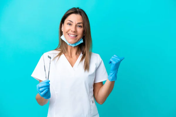 Médico Meia Idade Mulher Isolada Fundo Azul Apontando Para Lado — Fotografia de Stock