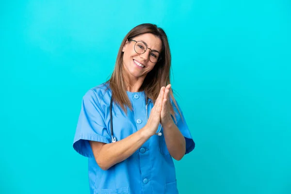 Chirurgin Mittleren Alters Isoliert Auf Blauem Hintergrund Applaudiert Nach Präsentation — Stockfoto