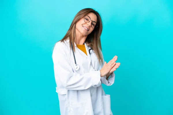 Frau Mittleren Alters Isoliert Auf Blauem Hintergrund Arztkittel Und Applaudierend — Stockfoto
