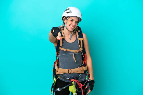 Joven Escaladora Italiana Aislada Sobre Fondo Azul Estrechando Las Manos —  Fotos de Stock