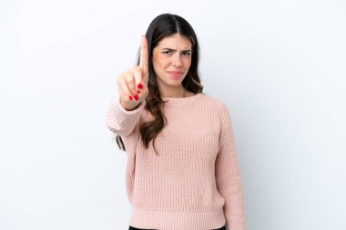 Beyaz arka planda izole edilmiş genç bir İtalyan kadın ciddi bir ifadeye sahip birini sayıyor