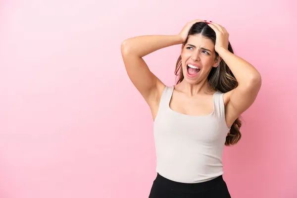 Jeune Femme Italienne Isolée Sur Fond Rose Stressée Dépassée — Photo