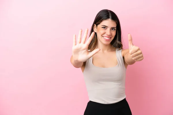 Joven Mujer Italiana Aislada Sobre Fondo Rosa Contando Seis Con — Foto de Stock