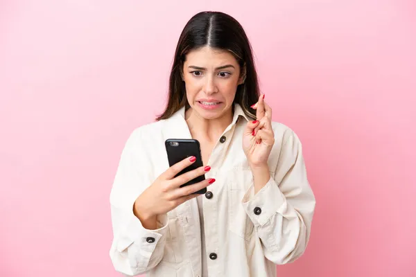 Jeune Femme Italienne Isolée Sur Fond Rose Aide Téléphone Portable — Photo