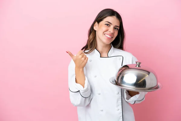 Jeune Chef Italien Femme Tenant Plateau Avec Couvercle Isolé Sur — Photo