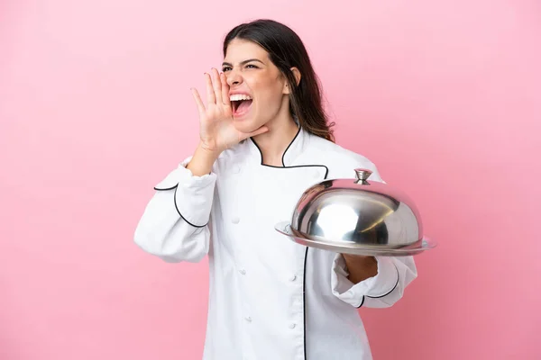 Junge Italienische Köchin Frau Hält Tablett Mit Deckel Isoliert Auf — Stockfoto