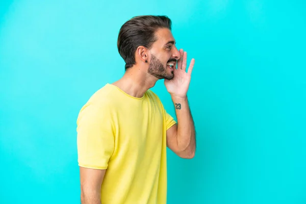 Junger Kaukasischer Mann Isoliert Auf Blauem Hintergrund Schreit Mit Weit — Stockfoto