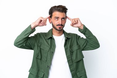 Beyaz arka planda soyutlanmış genç beyaz bir adamın şüpheleri ve düşünceleri var.