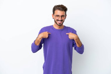 Beyaz arka planda yalıtılmış beyaz yüzlü genç beyaz bir adam.