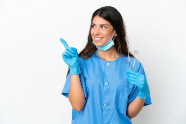 İzole edilmiş beyaz arkaplan üzerinde araçlar tutan dişçi kadın bir parmak kaldırarak çözümü gerçekleştirmek niyetinde