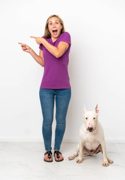 Junge Engländerin Mit Ihrem Hund Isoliert Auf Weißem Hintergrund Überrascht — Stockfoto