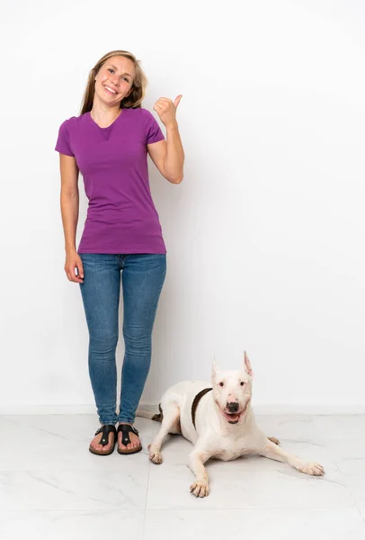 Junge Engländerin Mit Hund Isoliert Auf Weißem Hintergrund Mit Erhobenem — Stockfoto