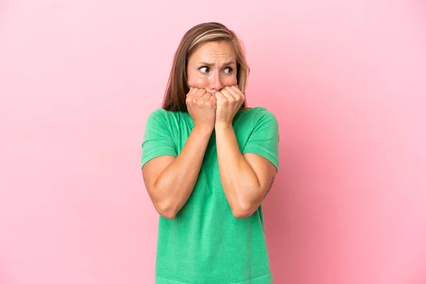 Junge Engländerin Isoliert Auf Rosa Hintergrund Nervös Und Verängstigt Legt — Stockfoto