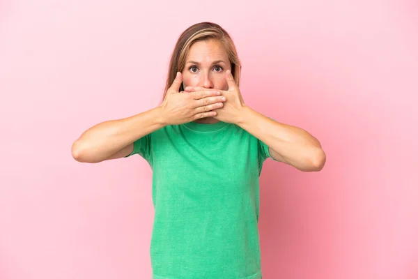 Ung Engelsk Kvinna Isolerad Rosa Bakgrund Täcker Munnen Med Händerna — Stockfoto
