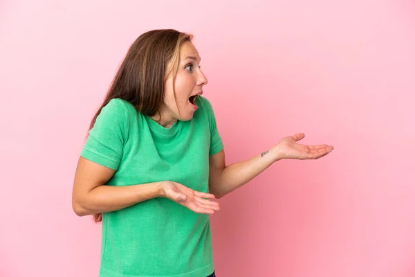 Jong Engels Vrouw Geïsoleerd Roze Achtergrond Met Verrassing Expressie Terwijl — Stockfoto