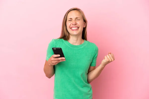 Giovane Donna Inglese Isolata Sfondo Rosa Con Telefono Posizione Vittoria — Foto Stock
