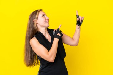 Beyaz arka planda izole edilmiş genç İngiliz kadın işaret parmağıyla işaret etmek harika bir fikir.