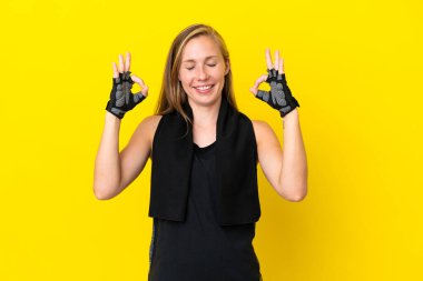 Zen pozunda beyaz arka planda izole edilmiş genç İngiliz kadın.