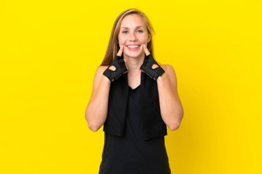 Beyaz arka planda izole edilmiş genç İngiliz kadın mutlu ve hoş bir ifadeyle gülümsüyor.