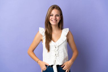 Kafkasyalı genç bir kadın soyutlanmış arka planda gülüyor.