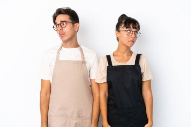 Restoran melez garsonları beyaz arka planda izole edilmiş gergin ve korkmuş.