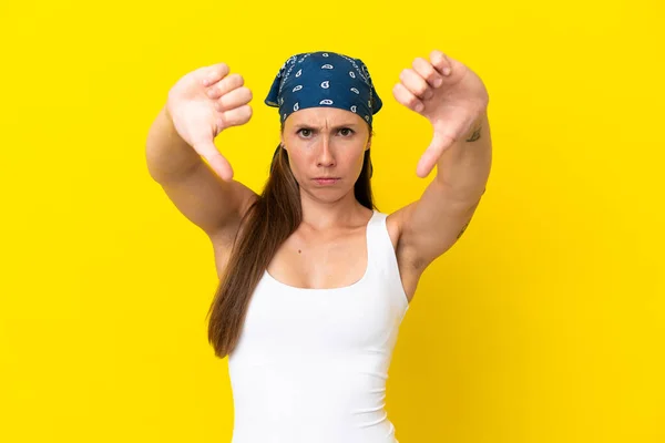 Jong Engels Vrouw Geïsoleerd Gele Achtergrond Tonen Duim Naar Beneden — Stockfoto