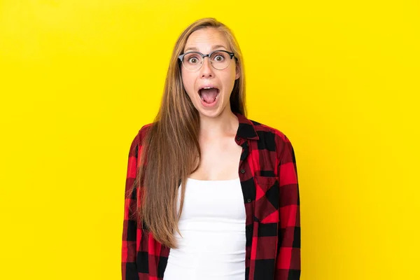 Mladá Anglická Žena Izolované Žlutém Pozadí Překvapením Výraz Obličeje — Stock fotografie