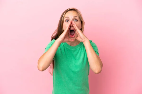 Jong Engels Vrouw Geïsoleerd Roze Achtergrond Schreeuwen Aankondigen Iets — Stockfoto