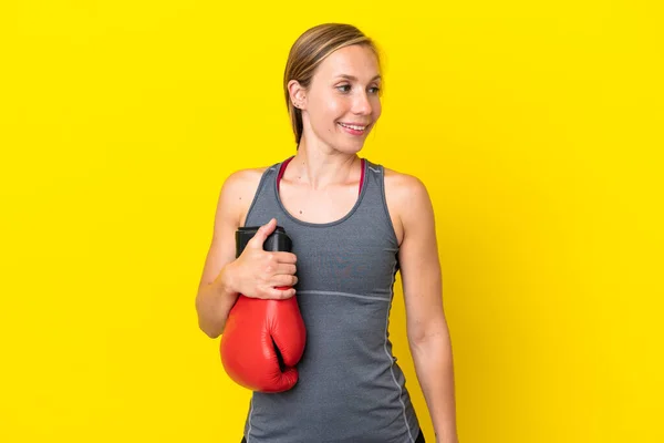 Mladá Anglická Žena Izolované Žlutém Pozadí Boxerskými Rukavicemi — Stock fotografie
