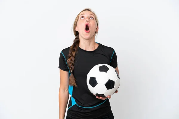 Mladý Fotbalista Žena Izolované Bílém Pozadí Při Pohledu Nahoru Překvapeným — Stock fotografie