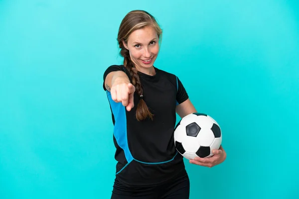 Jeune Anglaise Isolée Sur Fond Bleu Avec Ballon Football Pointant — Photo