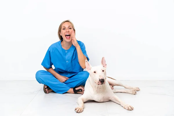 Молодая Ветеринар Английская Женщина Сидит Полу Собакой Кричит Открытым Ртом — стоковое фото