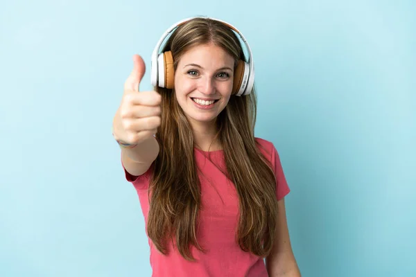 Mulher Caucasiana Jovem Isolado Fundo Azul Ouvir Música Com Polegar — Fotografia de Stock