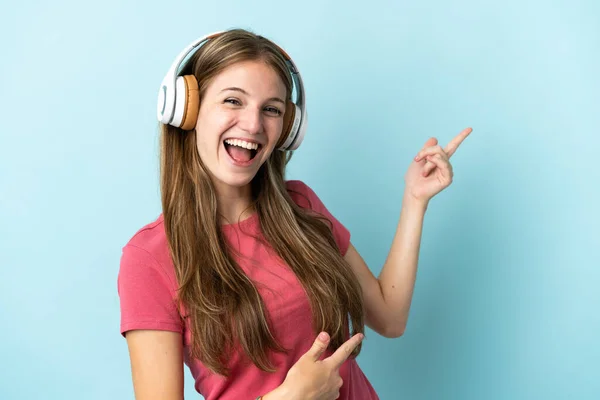 Νεαρή Καυκάσια Γυναίκα Απομονωμένη Μπλε Φόντο Ακούγοντας Μουσική Και Κάνοντας — Φωτογραφία Αρχείου