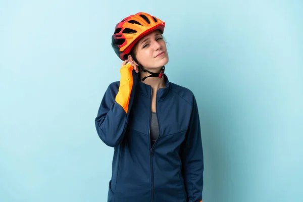 Jeune Cycliste Femme Isolée Sur Fond Bleu Ayant Des Doutes — Photo