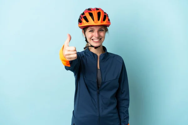 Genç Bisikletçi Kadın Mavi Arka Planda Izole Edildi Başparmakları Havada — Stok fotoğraf